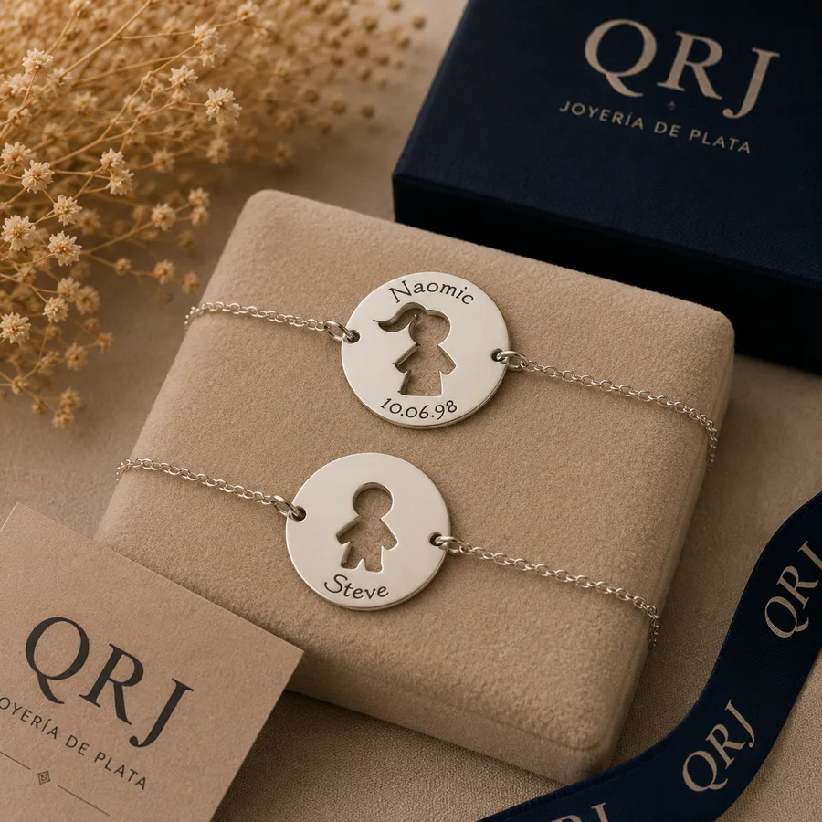 Pulseras de plata QRJ grabadas con nombre, en su caja de regalo