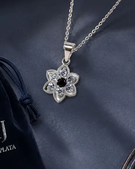 Cadena de plata QRJ con dije de flor